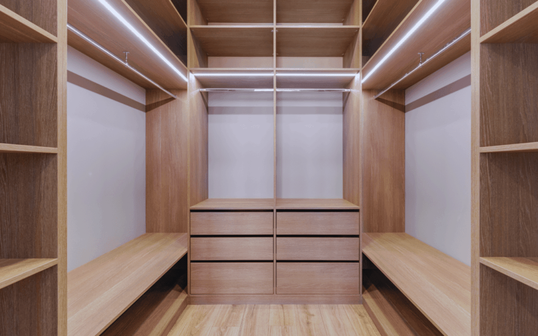 Inteligentna garderoba: Jak zaplanować wnętrze szafy na wymiar, by pomieścić dwa razy więcej?