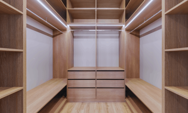 Inteligentna garderoba: Jak zaplanować wnętrze szafy na wymiar, by pomieścić dwa razy więcej?